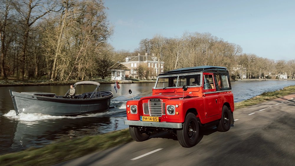Everraticars's tweet photo. Another landmark moment for Everrati, with the first Land Rover Series IIA arriving in mainland Europe thanks to a Netherlands-based customer. #Everrati #ElectrifyingIcons #LandRover #SeriesIIA #ClassicCar #EV #Icon #Sustainability #ElectricCar #RegenerativeBraking #BridgeOfWeir https://t.co/boj40Lt1UL