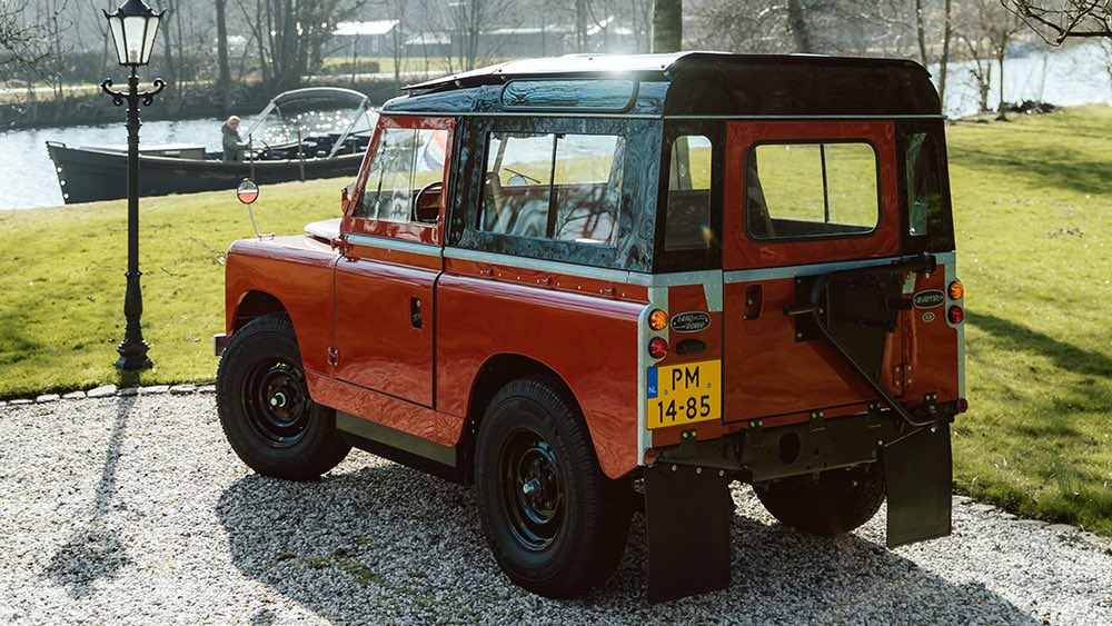 Everraticars's tweet photo. Another landmark moment for Everrati, with the first Land Rover Series IIA arriving in mainland Europe thanks to a Netherlands-based customer. #Everrati #ElectrifyingIcons #LandRover #SeriesIIA #ClassicCar #EV #Icon #Sustainability #ElectricCar #RegenerativeBraking #BridgeOfWeir https://t.co/boj40Lt1UL