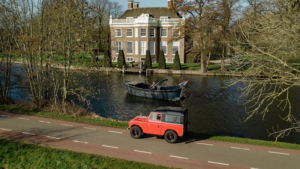 Everraticars's tweet photo. Another landmark moment for Everrati, with the first Land Rover Series IIA arriving in mainland Europe thanks to a Netherlands-based customer. #Everrati #ElectrifyingIcons #LandRover #SeriesIIA #ClassicCar #EV #Icon #Sustainability #ElectricCar #RegenerativeBraking #BridgeOfWeir https://t.co/boj40Lt1UL
