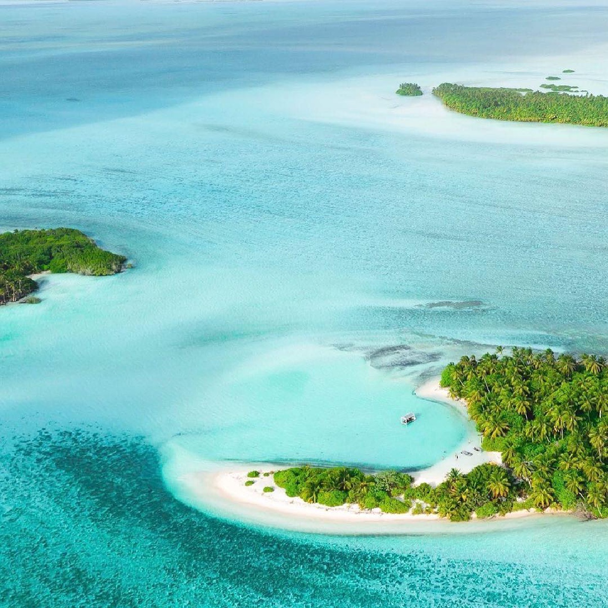 As we approach The Cocos (Keeling) Islands, we kindly ask that you adjust your watches to island time 😍🌴 (📸: IG/_ryanchatfield) #seeaustralia #comeandsaygday https://t.co/yjHIyoDONg