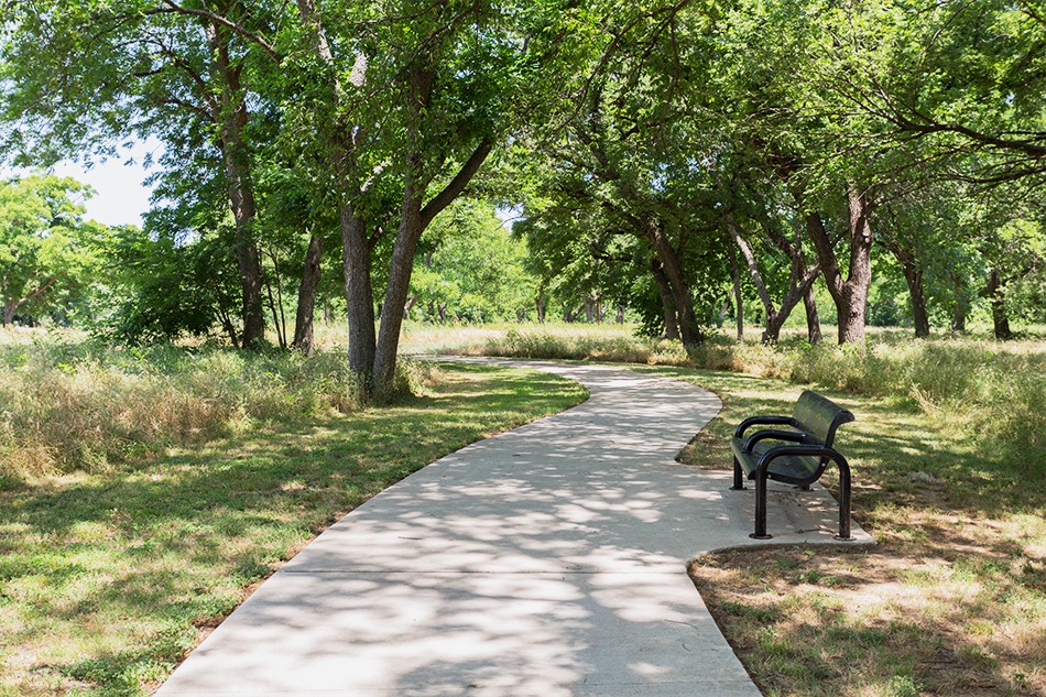 ArlingtonParks's tweet photo. Our #ParkOfTheWeek is Kelley Park! This 35-acre linear park offers a multi-purpose trail that connects with adjacent park trail systems. Kelley Park has plenty of shaded natural area for a lovely picnic. Top it off with a nature hike or bike ride on the trail!
4195 W Arkansas Ln https://t.co/DIqzCX4FNO