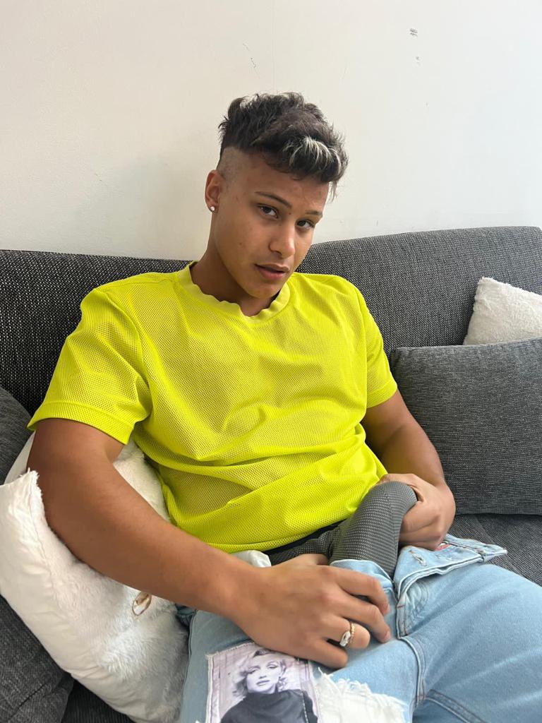 yudiyek's tweet photo. A fitness workout on this sofa would be a better idea than going to the gym https://t.co/3jdbqXNczu