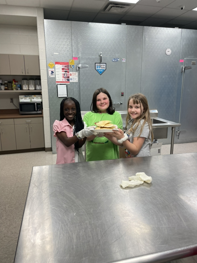 bgcjcmo's tweet photo. Culinary Club made some scrumptious pancakes from scratch and is loving learning in the kitchen. #LifeSkills #LearningisSweet https://t.co/dm5hO8ytDv
