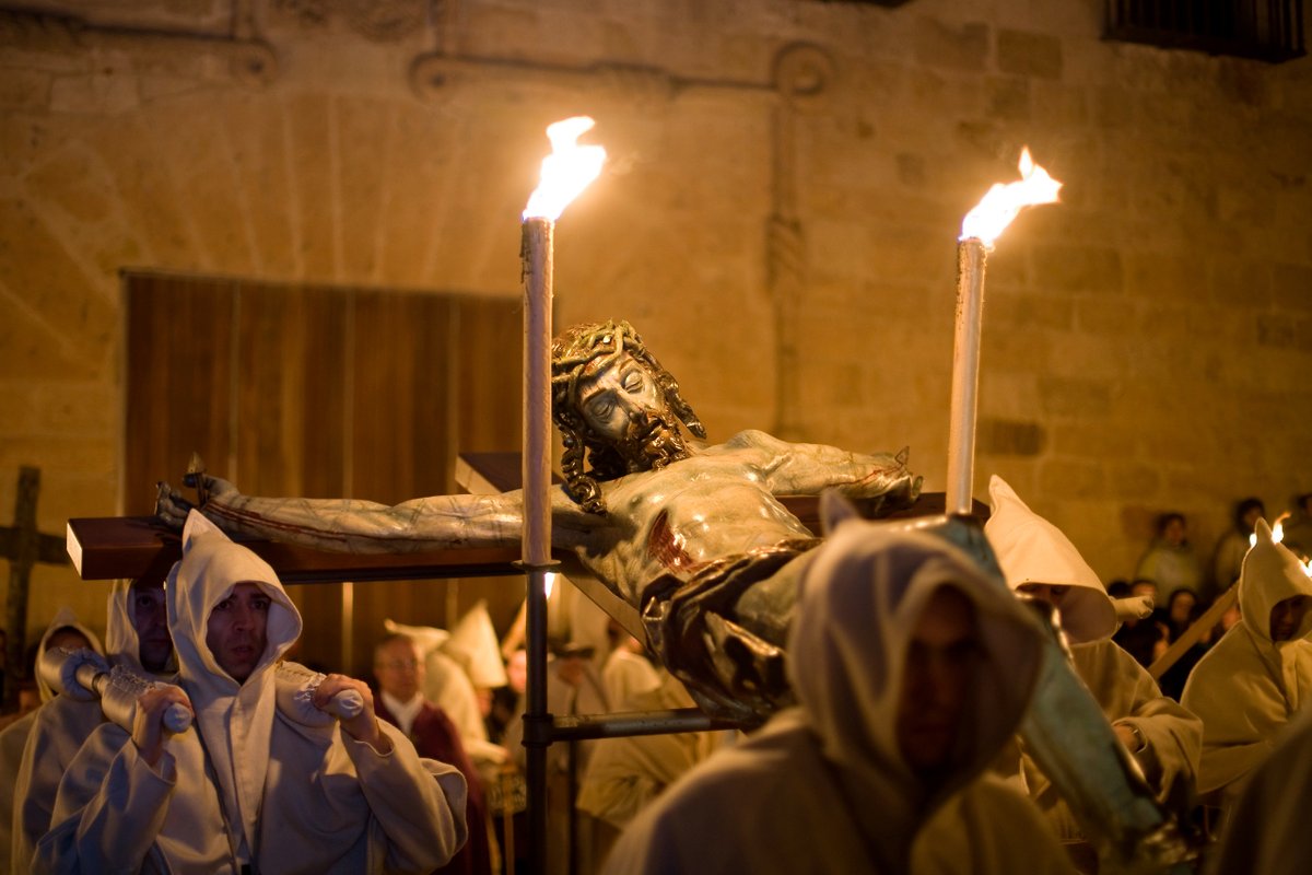 ZamoraSpain's tweet photo. Emoción, austeridad y fervor se unen en la capital zamorana para el acontecimiento religioso más relevante de la ciudad. Los desfiles procesionales se caracterizan por ser austeros y expresivos, donde la religiosidad y la belleza recorren las calles del casco antiguo. https://t.co/DgntzPYPN5