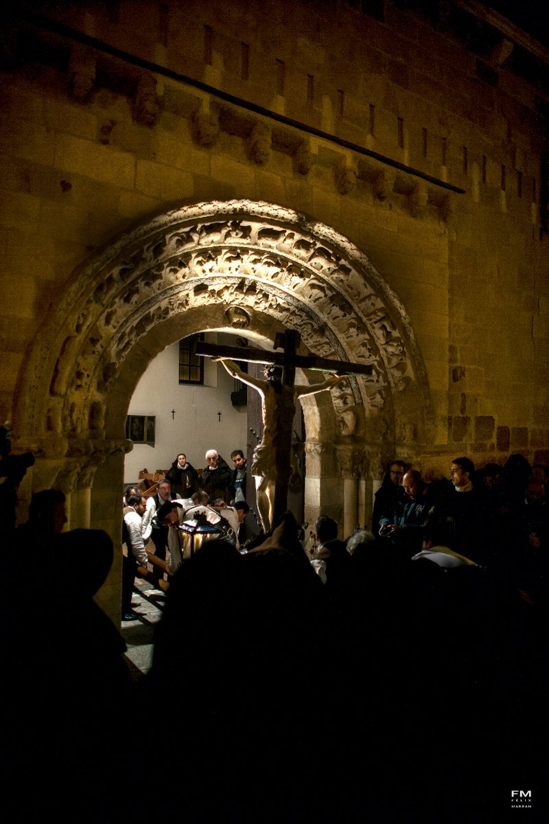Emoción, austeridad y fervor se unen en la capital zamorana para el acontecimiento religioso más relevante de la ciudad. Los desfiles procesionales se caracterizan por ser austeros y expresivos, donde la religiosidad y la belleza recorren las calles del casco antiguo.