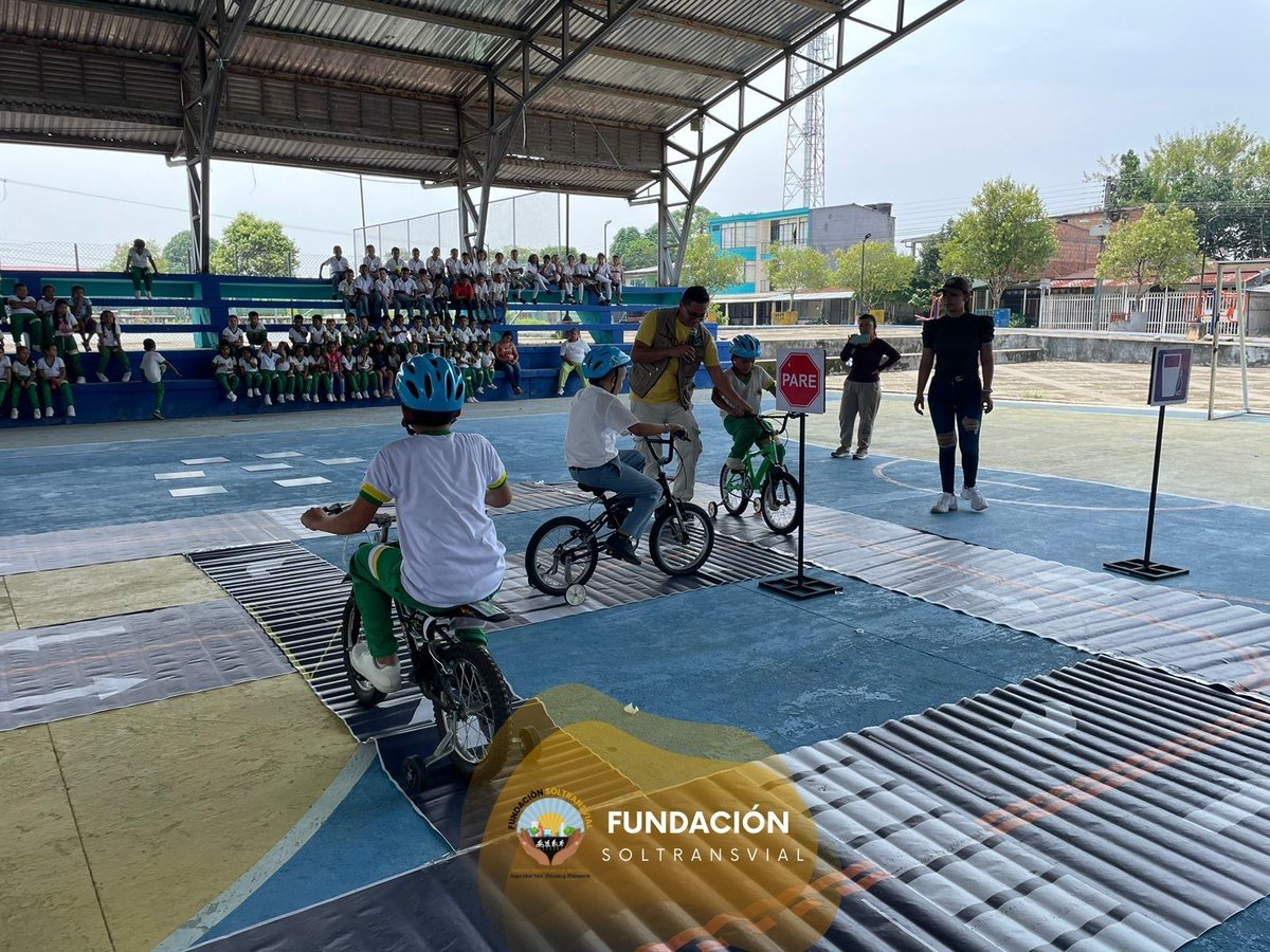 FunSoltransvial's tweet photo. “𝑅𝑢𝑡𝑎 𝑝𝑜𝑟 𝑙𝑎 𝑠𝑒𝑔𝑢𝑟𝑖𝑑𝑎𝑑 𝑣𝑖𝑎𝑙, 𝑎𝑏𝑟𝑎𝑧𝑎 𝑙𝑎 𝑣𝑖𝑑𝑎” una campaña de la Gobernación del Putumayo, Fundación Soltransvial y Dpto Administrativo de Tránsito y Transporte del Putumayo 🚸✅ 
Esta vez en Instituciones Educativas del departamento del Putumayo. https://t.co/v3ZwSQgDy3