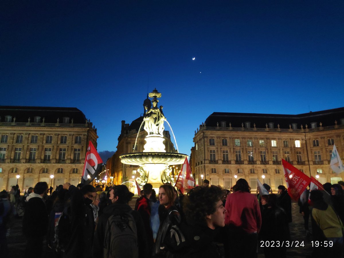 ElonMuscle236's tweet photo. Mobilisation sur le Miroir d'eau ! #Bordeaux #ReformeDesRetraites #Revolution #Sudouest #MotionDeCensureTransPartisane #MotionDeCensure #Greve20et21mars #Greve23Mars #combat #manifestation #Manifestations #legitimite https://t.co/QGAwIyGu4Y