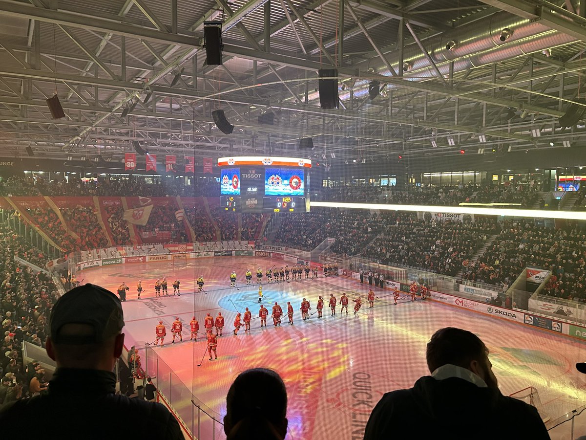 OlivierPiguet's tweet photo. Es ist angerichtet, mit erneut einer schönen Choreo unserer #TribuneSud #EHCBVSSCB #PLAYOFFS ALLEZ BIENNE!!! ❤️💛 https://t.co/wgIdoFkAb2