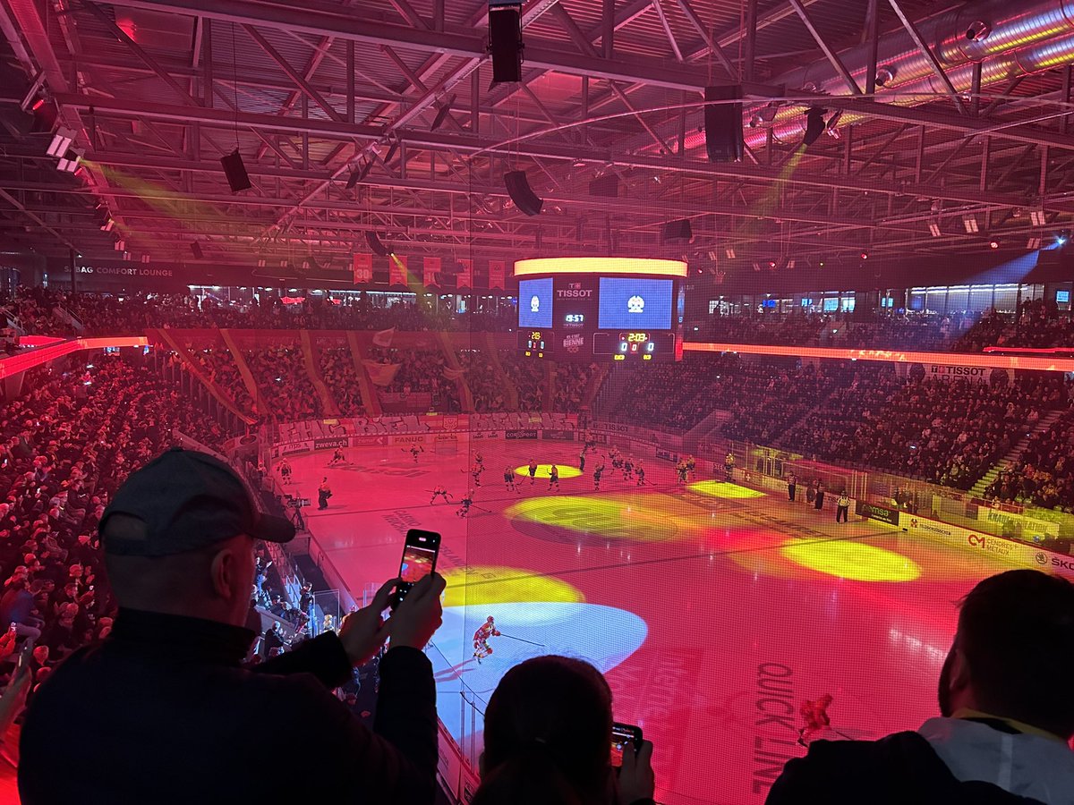 OlivierPiguet's tweet photo. Es ist angerichtet, mit erneut einer schönen Choreo unserer #TribuneSud #EHCBVSSCB #PLAYOFFS ALLEZ BIENNE!!! ❤️💛 https://t.co/wgIdoFkAb2