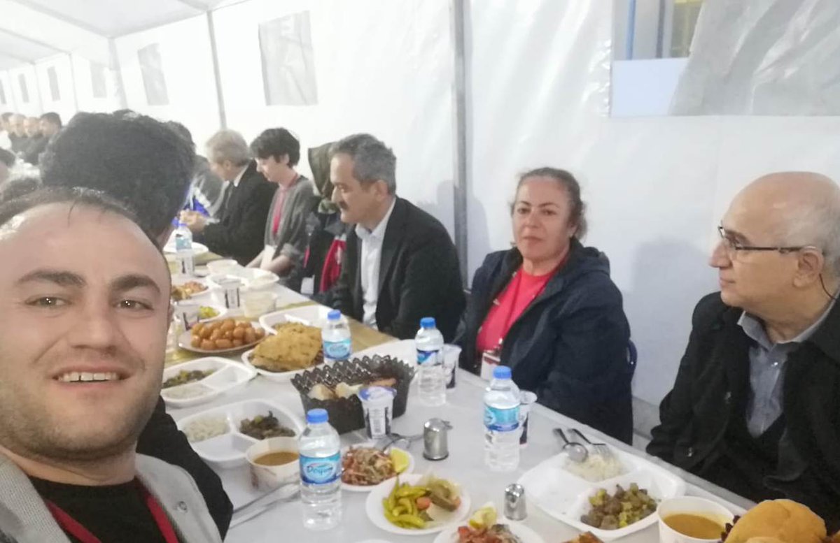 kirikkalemem's tweet photo. 🇹🇷🇹🇷🇹🇷Millî Eğitim Bakanı Mahmut Özer, Malatya'nın Battalgazi ilçesinde aralarında Kırıkkale'den de bölgede gönüllü olarak görev yapan öğretmenlerle birlikte orucunu açtı. İftar öncesi öğretmenlerle bir süre sohbet eden Bakan Özer, öğretmenlere teşekkür etti. https://t.co/CtYUZGOlT5