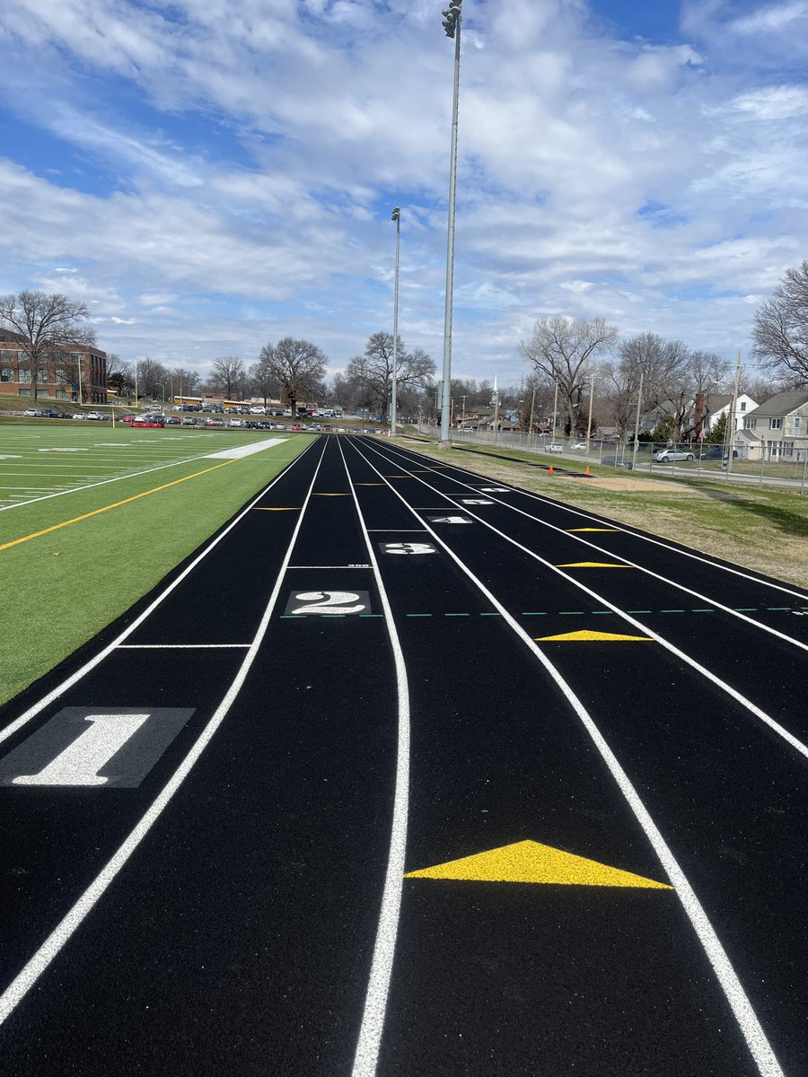 TurnerTrack22's tweet photo. First meet of the year !! Balmy 48 degrees. Track in the Midwest, have to live it!! #Bearstrack https://t.co/RT2UnW29XZ