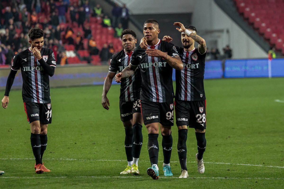 Samsunspor's tweet photo. 📷 Maçtan kareler!
Yılport Samsunspor 2 - 0 Altınordu
#SAMvAOR https://t.co/ibGlZwUWkg