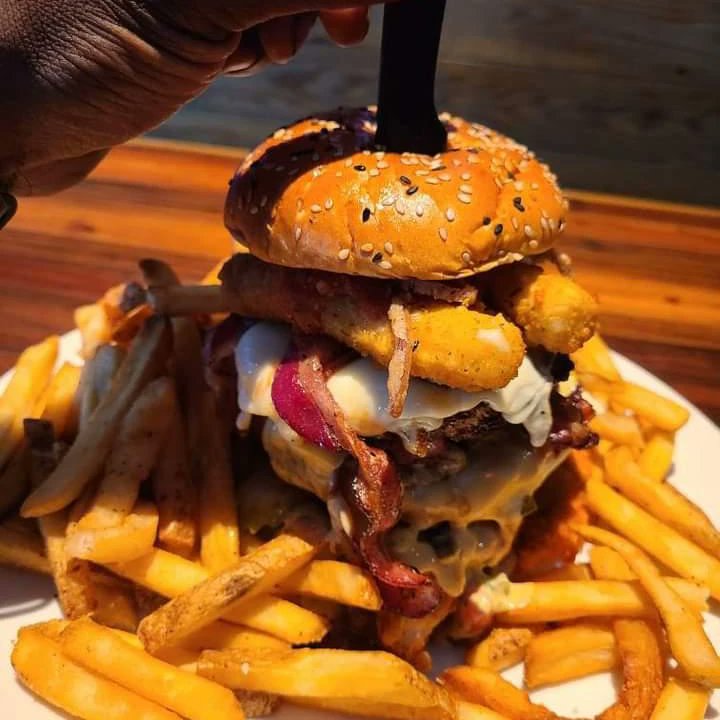 llKING_ZEUSll's tweet photo. Took this bad boy on after work and was victorious!🙂😎✨️🔥 #millersalehouse #megaburger #foodie #FoodieFriday #gethungry #bigmeal #bacontime #cheesefan #gotbeef #Frenchfry https://t.co/UJSGccvIxy