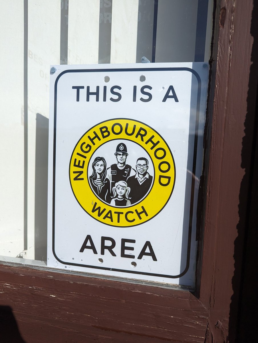 PCSOAndyW's tweet photo. Revisited Cambridge Park today for further reassurance patrols and discuss plans for a new NHW group in the area. Then school leaving patrols outside both Grange Primary and Western Primary. Foot patrol of Kingston Woods & other local parks #Yarborough #BusyShift #InYourCommunity https://t.co/bB1Q6sT7og