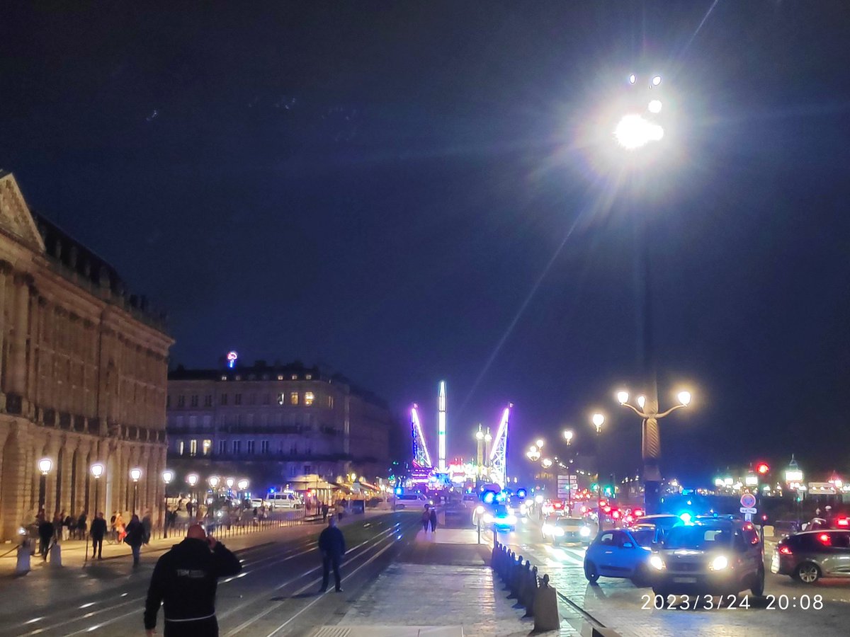ElonMuscle236's tweet photo. Toute une armada pour une foule de manifestants pacifiques ! #Bordeaux #ReformeDesRetraites #Revolution #Sudouest #MotionDeCensureTransPartisane #MotionDeCensure #Greve20et21mars #Greve23Mars #combat #manifestation #Manifestations #legitimite https://t.co/Nmy8bImbeR