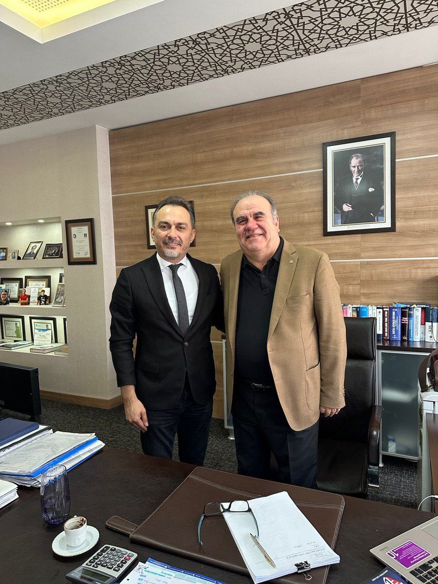 Aday adaylık sürecinde partimizin değerli büyükleri, il başkanları ile bir araya gelmeye devam ediyorum…
Bugün Cumhuriyet Halk Partisi ile bütünleşmiş değerli büyüklerim Kazım Karsu, Ahmet Özmen, Yüksel Ceylan ve Nihat Başer ile bir araya geldim…