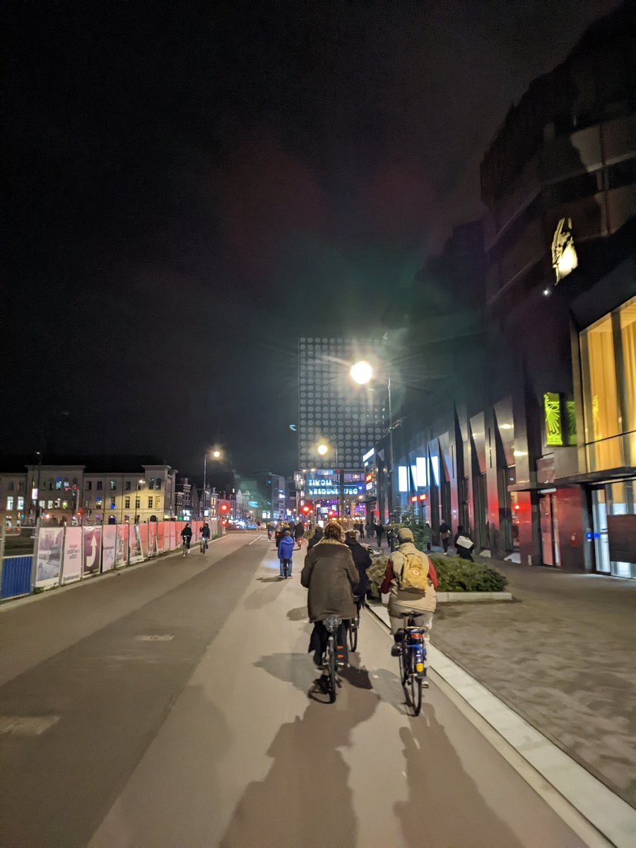 radrevolte's tweet photo. Obwohl die Niederlande ein wirklich buntes Land ist, sieht man keine bunte Neonkleidung auf den Radwegen... Und auch so gut wie keine Helme... 

Aufdass wir hier auch bald so sicher und komfortabel zu unseren Abendbeschäftigungen kommen...

#Verkehrswende https://t.co/vU52kfqNJm