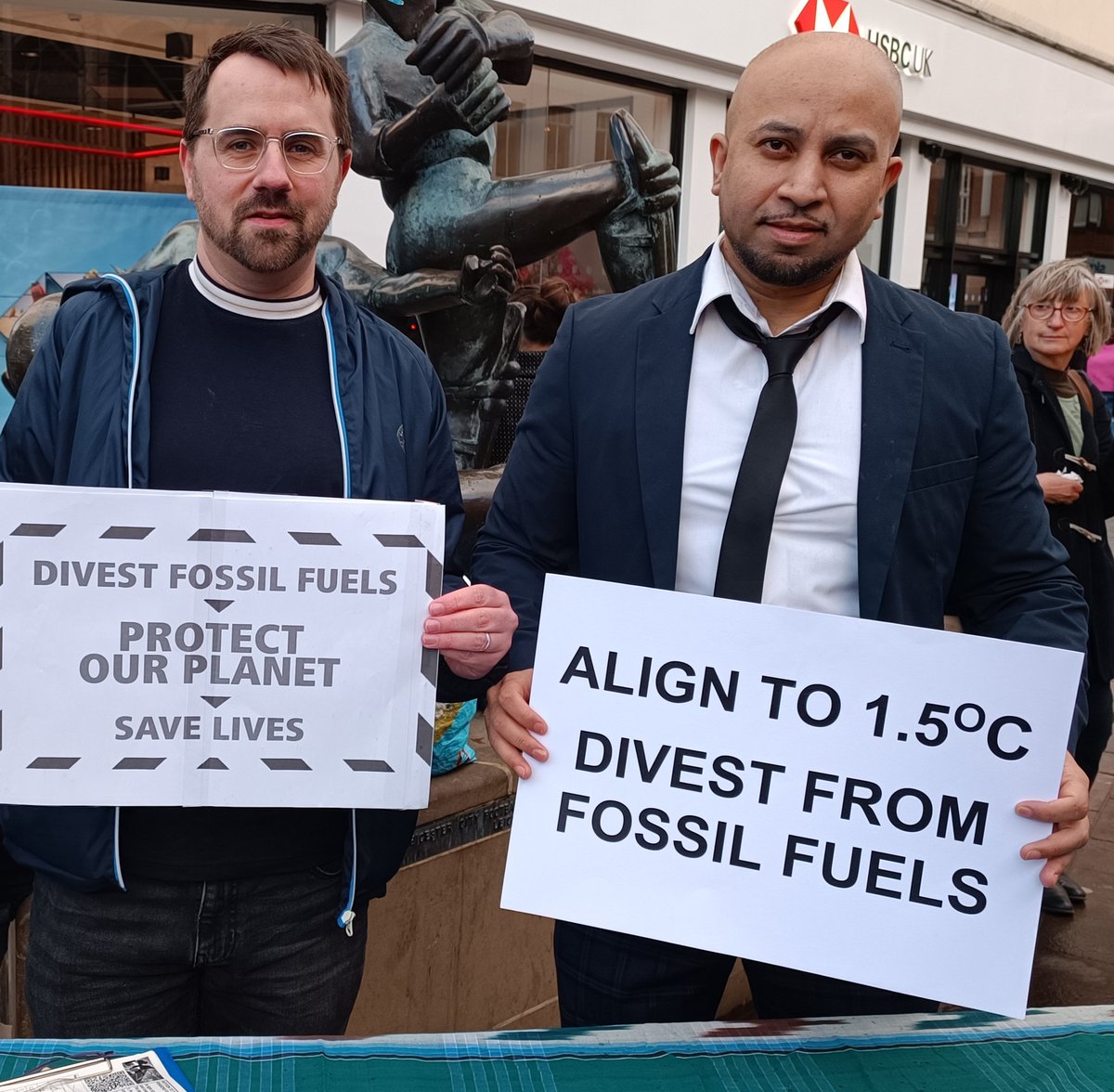 Great to join Labour friends at @ActionLeicester demo calling on our local pension fund at county hall to divest from fossil fuels and into solutions to tackle climate change

Very well attended with some great speeches

#DivestFromCrisis #InvestInOurFuture #LeicsDivest