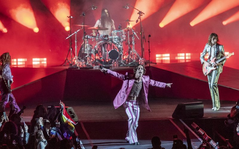 tg2rai's tweet photo. #Musica, @thisismaneskin in concerto a #Roma, stasera la prima delle due serate. Fan impazziti da stamattina in fila al #Palalottomatica per vedere la band più glamour d'Italia. 
Al #TG2Rai ore 20,30
#24Marzo https://t.co/QQJYadfcJ9