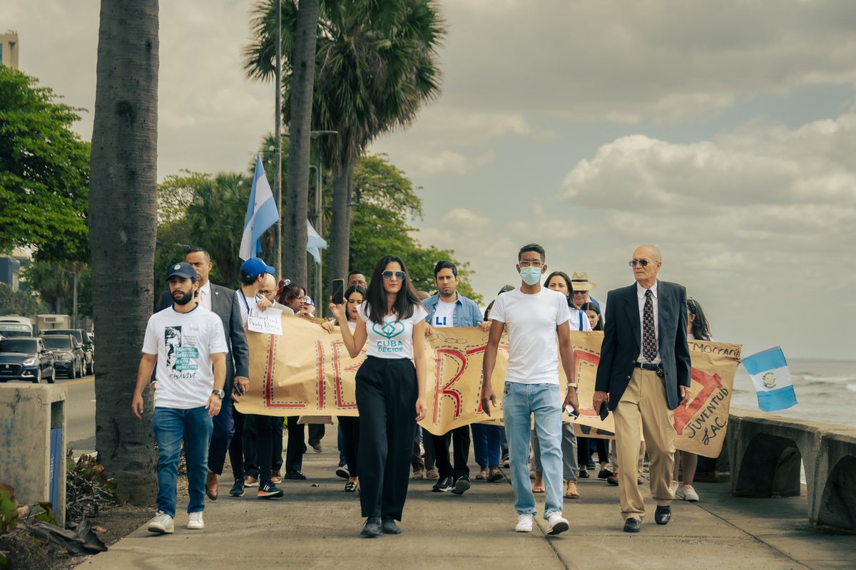 Hoy en República Dominicana los cubanos, junto a los jóvenes de @JuventudLAC, protestamos ante la sede de la #CumbreIberoamericanaRD por invitar a las dictaduras de #Cuba #Venezuela y #Nicaragua 
Y por la #LibertadParaLosPresosPolíticos
#CumbreSinDictaduras