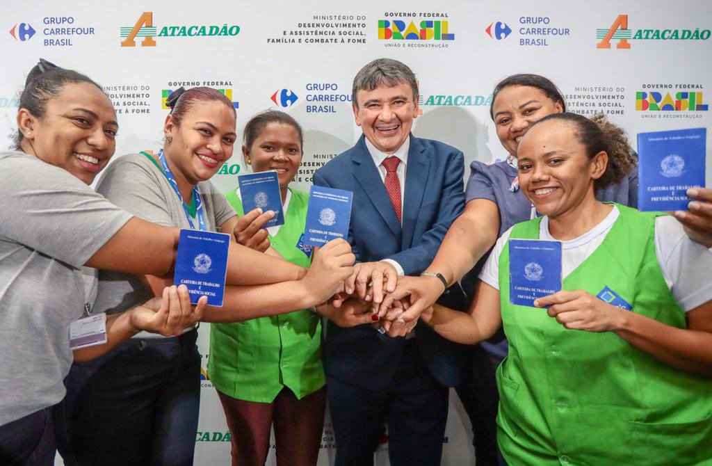 wdiaspi's tweet photo. Há muito tempo venho sonhando com essas fotos, registrar o momento simbólico em que trocamos o cartão do Bolsa Família por uma carteira de trabalho assinada. https://t.co/P7zcuHWZLj