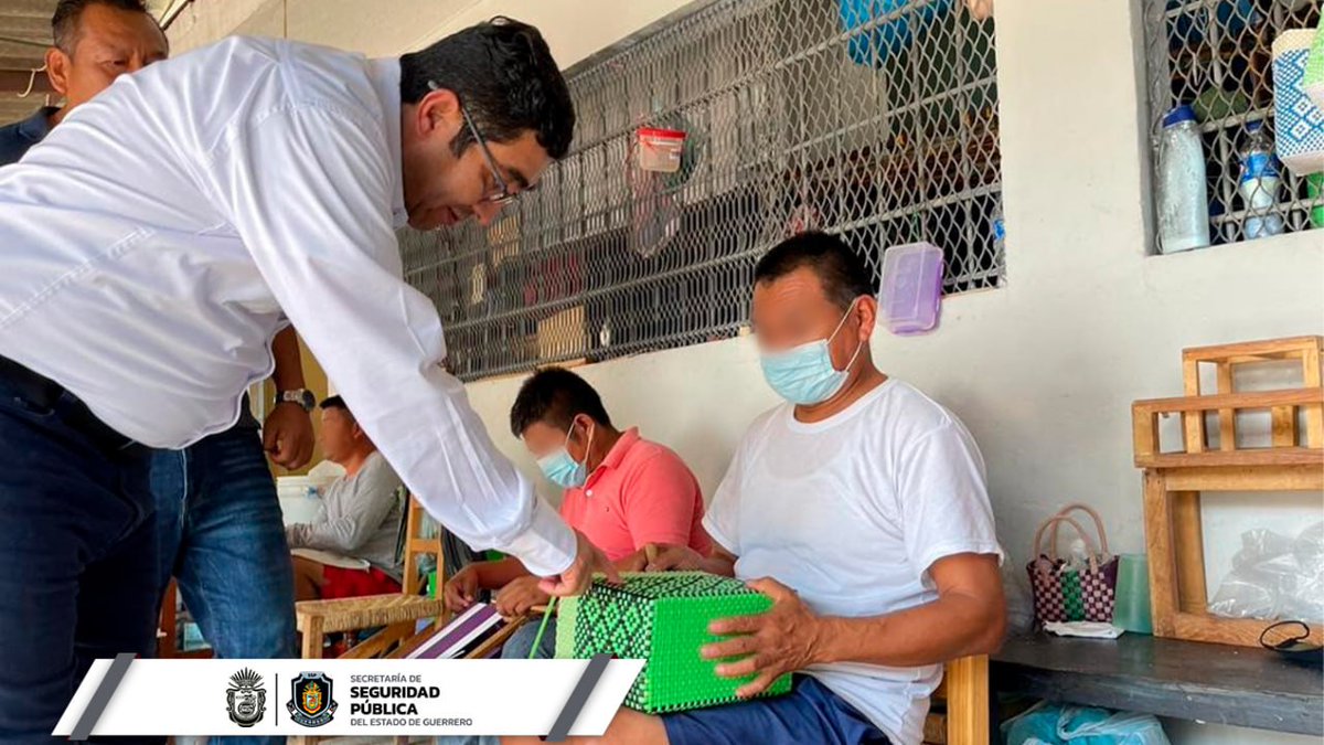 SSPGro's tweet photo. El titular de la @SSPGro, Evelio Méndez realizó una visita al Centro de Reinserción Social de Tlapa de Comonfort, donde recorrió las instalaciones y platicó con las PPL como parte de las acciones de proximidad al interior y exterior de esta Secretaría. https://t.co/nFAdfQYMLA https://t.co/6bySfAtgdP