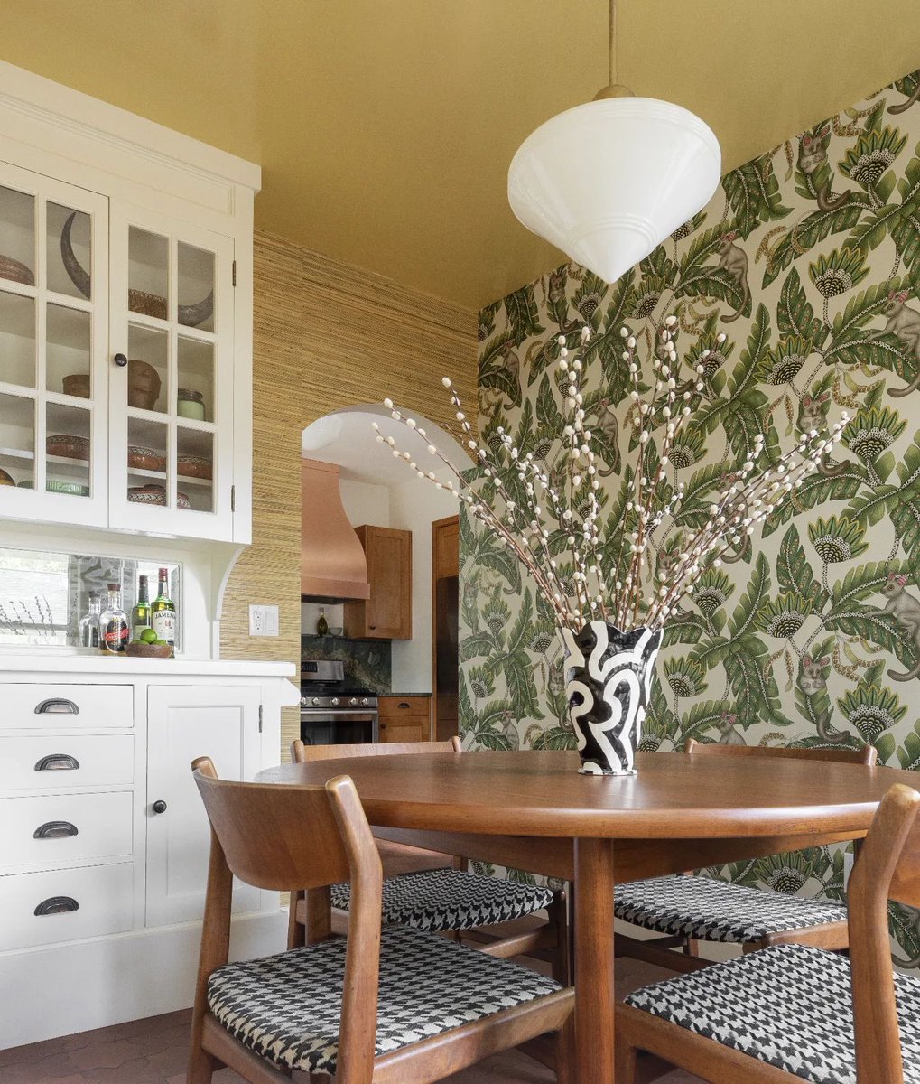Schaubhardware's tweet photo. This kitchen is a breath of fresh spring air 🌱🌿⁣
⁣
Design: @isaacmusket and @ck_custom_remodeling⁣
Styling: @isaacmusket and @thegoldeninch⁣
Photography: @dibblephoto https://t.co/HUZNZMIqGq