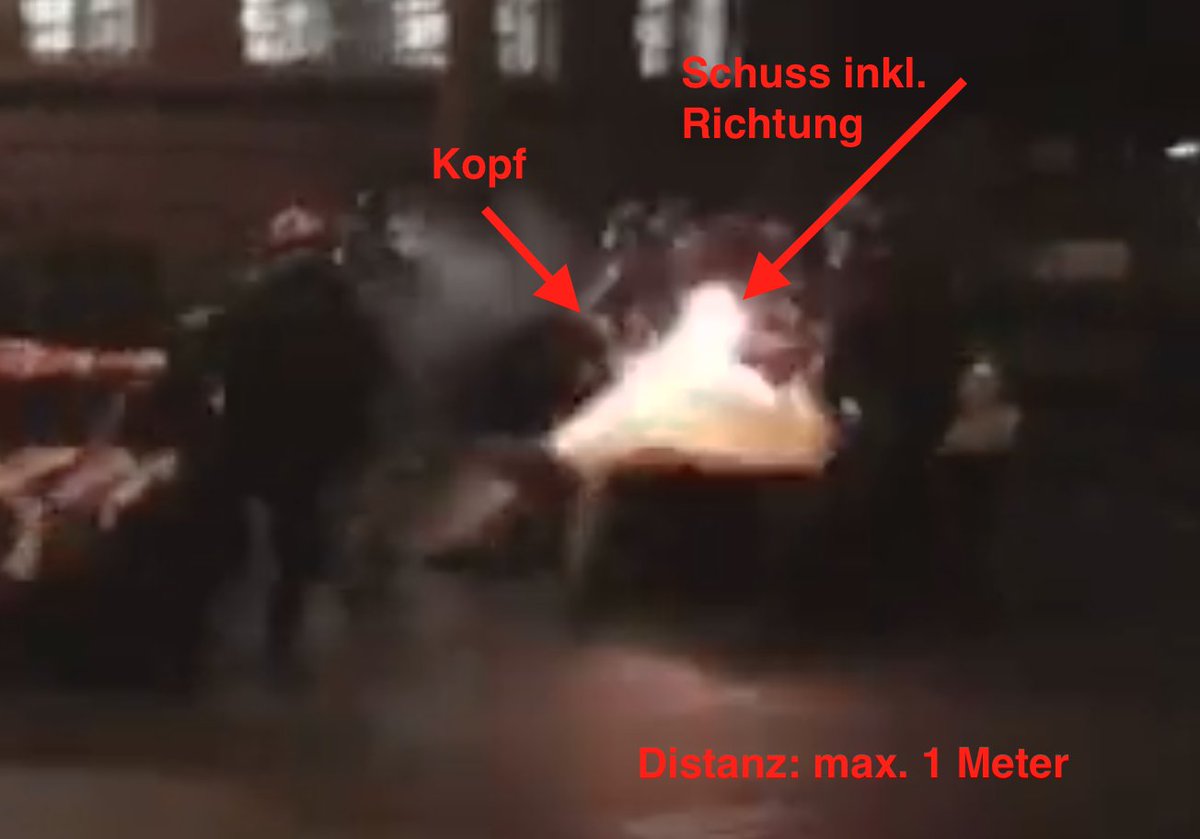 3rosen's tweet photo. Patriarchale Gewalt durch die Polizei an der Demo vom 8. März in Basel
Die Angriffe der Sondereinheit Basilisk auf den feministischen Kampftag waren aggressiv, gefährlich und haben Verletzungen hinterlassen.

Ein kurzer Nachtrag zu staatlicher Gewalt 1/4 https://t.co/r7m6uQ36LJ