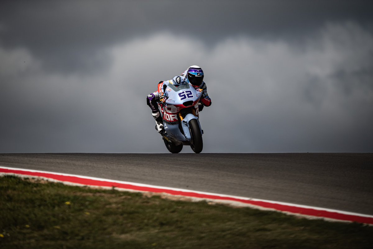 jeremyalcoba's tweet photo. FP1/2 // P15 

No he tenido el mejor feeling hoy encima de la moto y nos hemos quedado fuera de la Q2, pero sabemos cuál es el objetivo! 🫡 #portugalgp🇵🇹 

#JA52 #motogp #moto2 #🦩 #52 #fiftytwo #vintagestyle #savelodelta #TerresdelEbre https://t.co/DvBt7wRQul