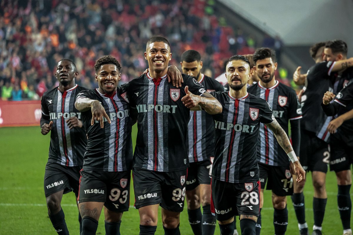 atakumbeltr's tweet photo. Sen kalbimin mehtabısın, güneşisin. 🔴⚪️
Tebrikler Samsunspor'um! #samsunspor #SAMvAOR https://t.co/dkzq76pTUJ