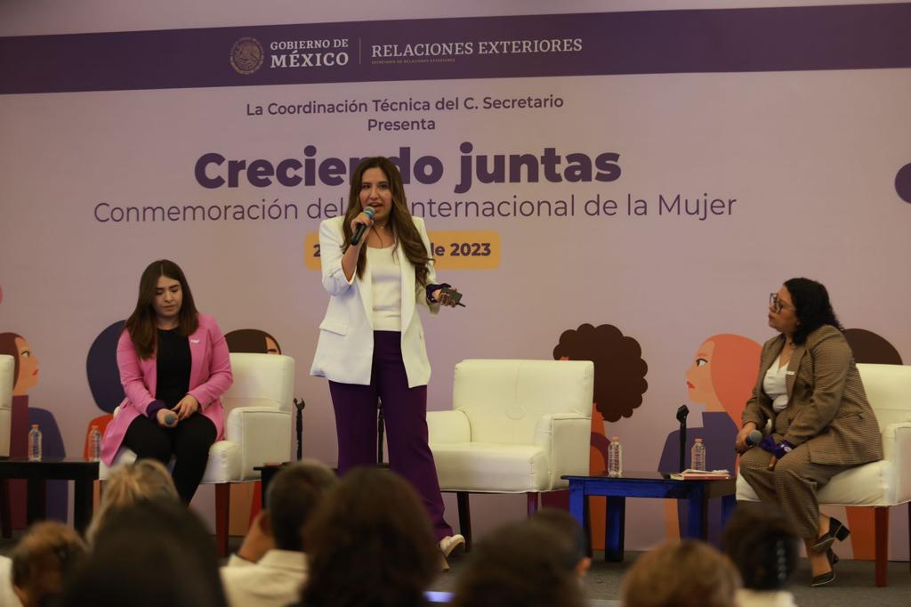 SRE_mx's tweet photo. 🟣 En el marco de la conmemoración del #8M, hoy en @SRE_mx se realiza el foro «Creciendo juntas. Conmemoración del Día Internacional de la Mujer», con talleres y ponencias sobre empoderamiento, igualdad de género, #PolíticaExteriorFeminista y actividades de convivencia alusivas. https://t.co/cTrsLZcwsJ