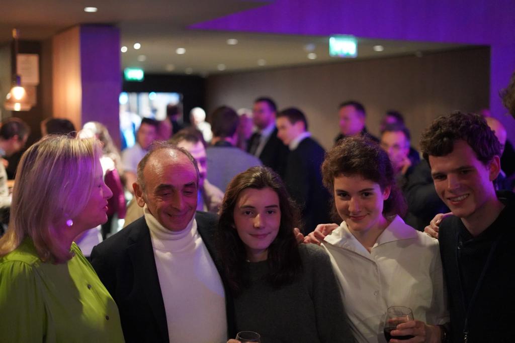 SyndicatFamille's tweet photo. Présence de personnalités politiques parmi nous ce soir pour fêter nos #10ans ! Merci à @ZemmourEric et @LaurenceTrochu notamment. #Déjà10ans #24mars https://t.co/pjo26KLIX7