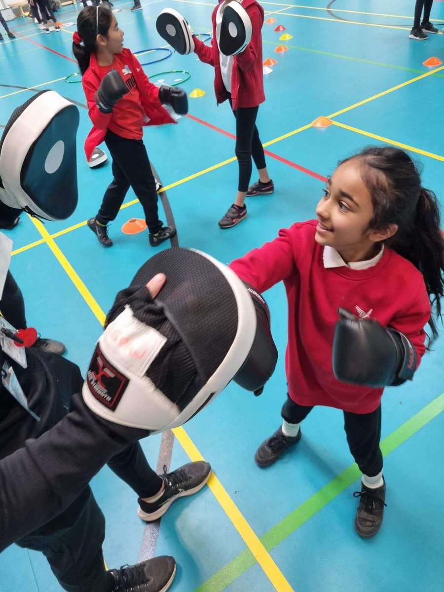 KMPAsport's tweet photo. Year 4 enjoyed the heath and well-being event today. All children loved learning and taking part in unfamiliar activities. Fantastic teamwork and enthusiasm was on show throughout so well done everyone! Thank you to @InspireTogeth3r for organising a great day 🙌🍎🥊 @kestrelmead https://t.co/OHA5yqQlNC