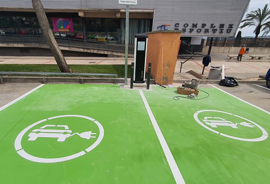AjSesrovires's tweet photo. Avui han entrat en funcionament els dos punts de recàrrega per a vehicles elèctrics instal.lats al Complex Esportiu Municipal. #Sesrovires #Sostenibilitat 👉 ehttps://www.sesrovires.cat/actualitat/noticies/lajuntament-installa-dos-punts-de-recarrega-per-a-vehicles-electrics.html https://t.co/MTfAicpuAk