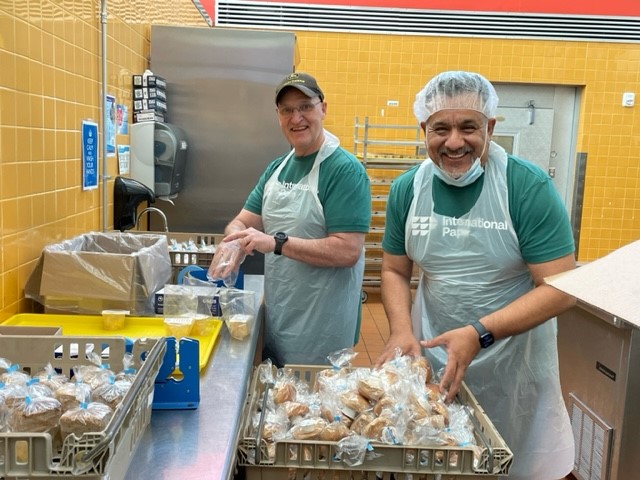 IntlPaperCo's tweet image. IP Recycling team members were recently out volunteering in their communities. East region plant general managers and Richmond recycling sales reps volunteered for Feed More at the Bayard Community Kitchen in Richmond, Virginia, sporting the new #ProudtobeIP shirts!