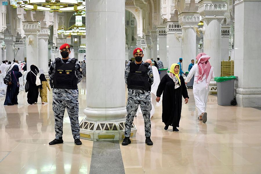 رجال الأمن في الحرم المكي..جهودٌ متنوعة وانسانيةٌ حاضرة. -