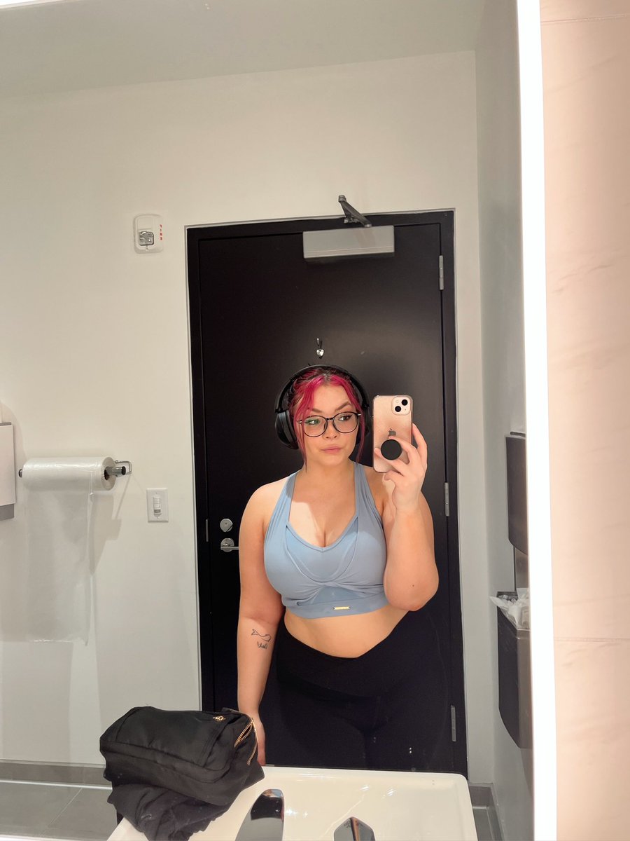 leah tweet media