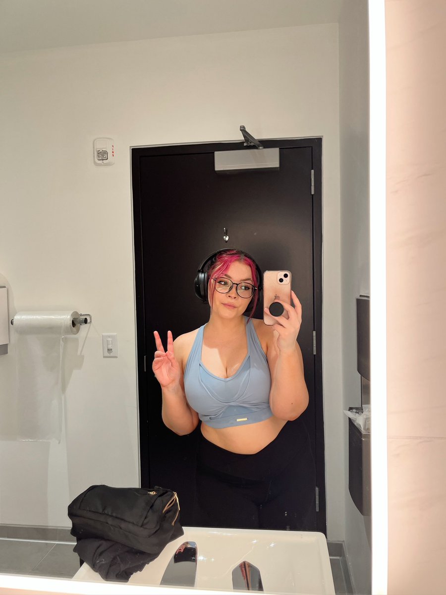 leah tweet media