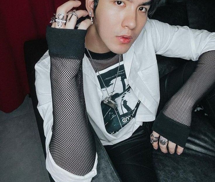 wciąż mi mało, dlatego bardzo proszę aktywne konta rp o rt. jeśli ktoś chciałby się zapoznać, śmiało zapraszam na dm.