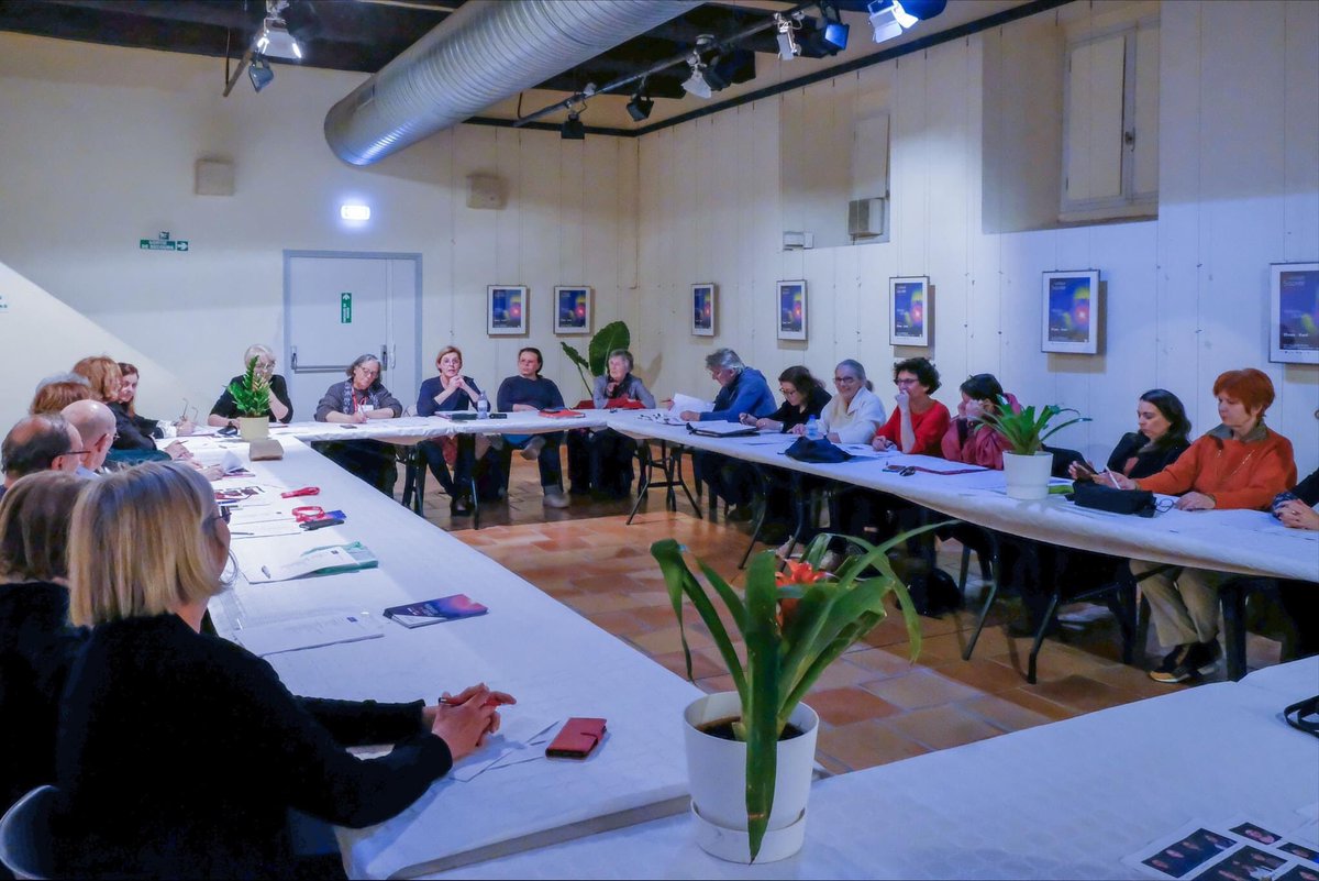 Dernière réunion de préparation : les bénévoles se sont retrouvés autour d'Elisabeth Dooms pour les derniers réglages du Festival qui débute samedi matin ! RDV à 6h45 dans le cadre privilégié du lever de soleil au #Castillet de #perpignan linktr.ee/musiquesacree <a href="/MairiePerpignan/">Ville de Perpignan</a>