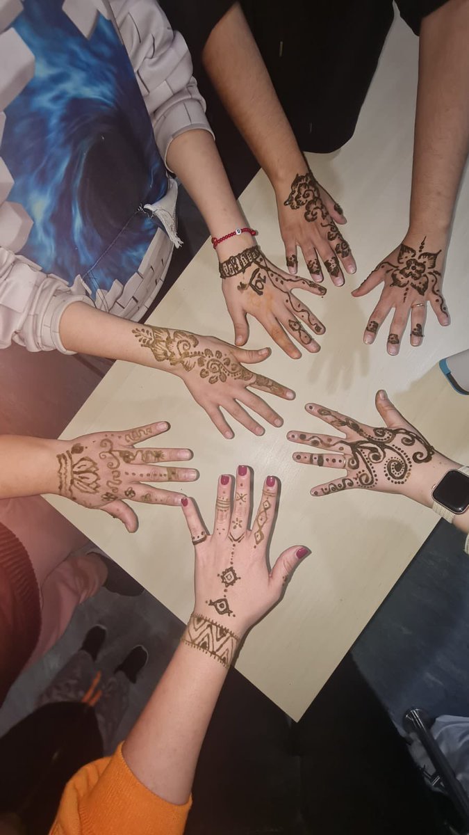 Taller de henna organitzat pel grup de dones. 

Unes 24 persones entre dones i petits.  Hem passat una bona estona d’#arterapia i converses edificants. Gràcies a totes!

Seguim el dia 02/04 a les 11:00h.

#RamadanMubarak a la comunitat musulmana.

#Sabadell
#Elsudmola 
#CEduBahai