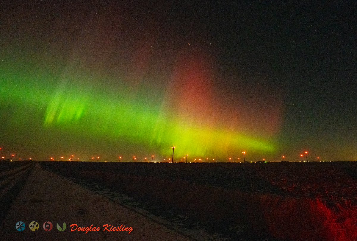 WxPaparazzi's tweet photo. A couple of #AuroraBorealis photos from Dow's Iowa area.  Amazing to see this powerful of a #SolarWind #solarstorm this far south in the middle of a #windfarm https://t.co/xCZwYZPFLO