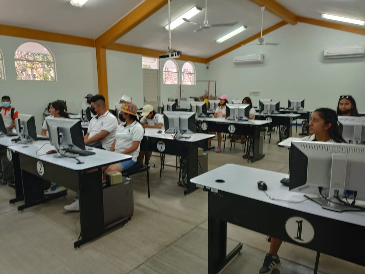 CECyTEOaxaca's tweet photo. 1. Estudiantes del EMSaD12 #JuquilaMixes realizaron un viaje de estudios con el fin de vincular sus aprendizajes, principalmente de la asignatura Ecología y Medio Ambiente. Gran experiencia que fortalece su formación integral y les impulsa a estudiar una carrera de nivel superior https://t.co/bf5JxxRqWW