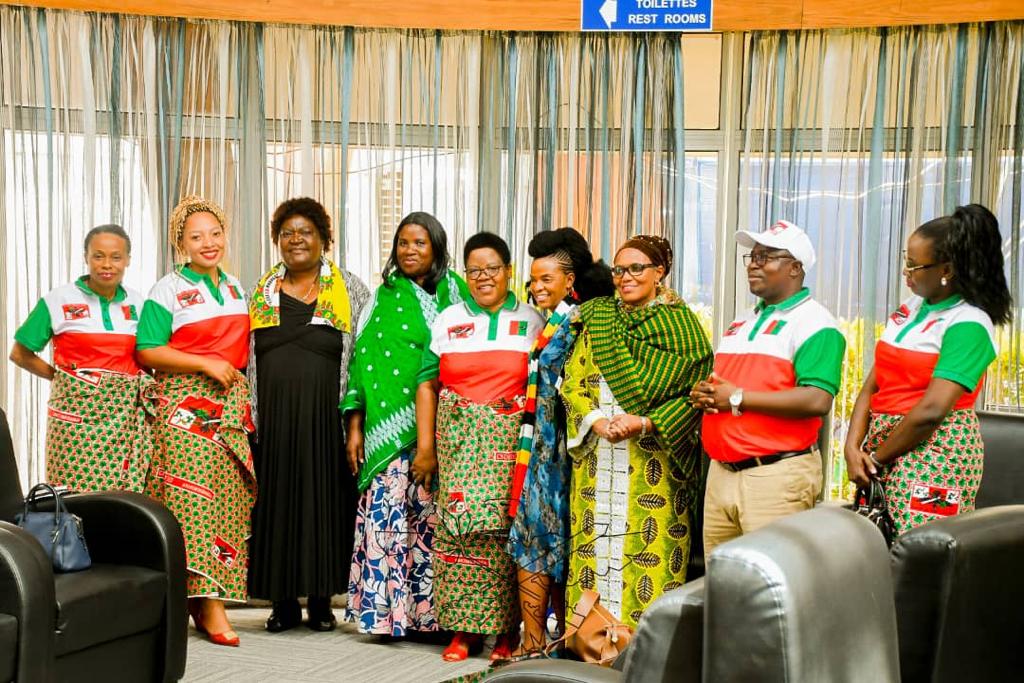 LF_cnddfdd's tweet photo. À J-2 de #umukenyererarugambaday La ligue des femmes @CnddFdd a accueilli à l'aéroport Melchior NDADAYE  les délégations venues de Tanzanie et Zimbabwe pour participer aux événements de la deuxième édition de #umukenyererarugambaday prévus ce  samedi dans la @Gitega https://t.co/1XSafPppkv