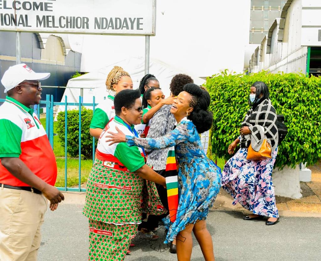 LF_cnddfdd's tweet photo. À J-2 de #umukenyererarugambaday La ligue des femmes @CnddFdd a accueilli à l'aéroport Melchior NDADAYE  les délégations venues de Tanzanie et Zimbabwe pour participer aux événements de la deuxième édition de #umukenyererarugambaday prévus ce  samedi dans la @Gitega https://t.co/1XSafPppkv
