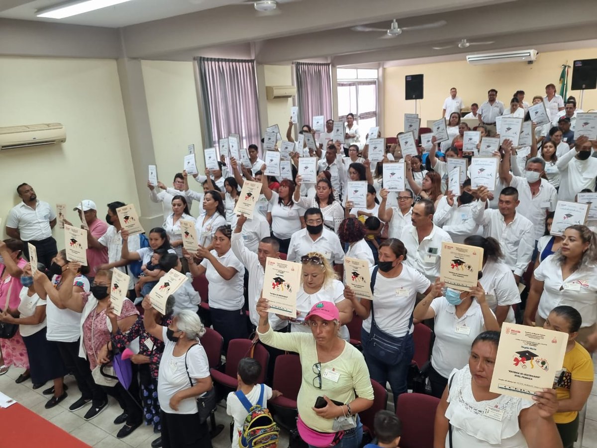 EducGuerrero's tweet photo. 📄 Otros 85 jóvenes y adultos también recibieron su certificado de educación primaria y secundaria en un evento en la región Norte en las instalaciones del #CREN de Iguala. https://t.co/osCvztLvVs
