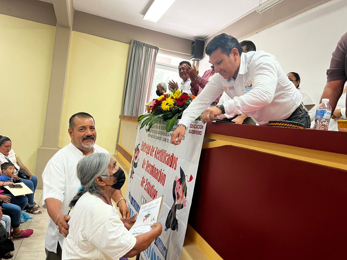 EducGuerrero's tweet photo. 📄 Otros 85 jóvenes y adultos también recibieron su certificado de educación primaria y secundaria en un evento en la región Norte en las instalaciones del #CREN de Iguala. https://t.co/osCvztLvVs