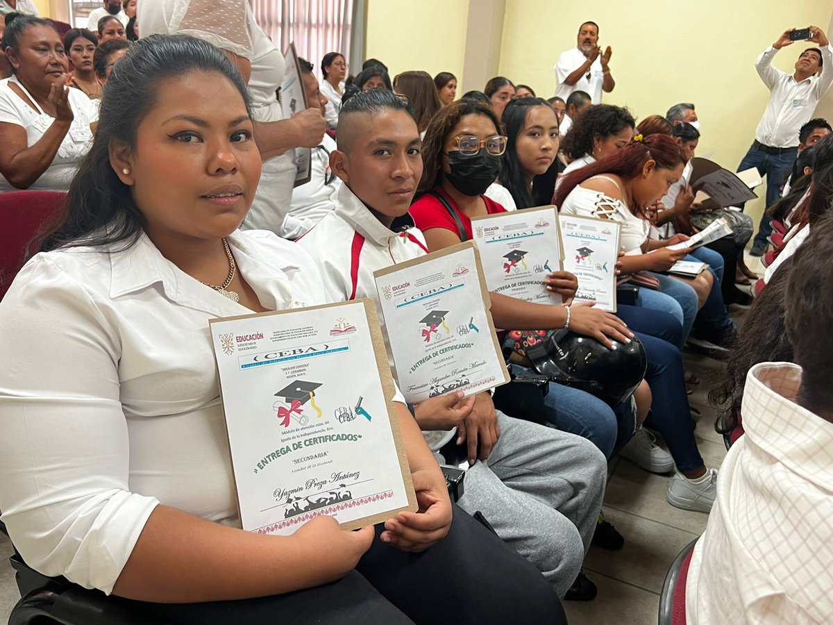 EducGuerrero's tweet photo. 📄 Otros 85 jóvenes y adultos también recibieron su certificado de educación primaria y secundaria en un evento en la región Norte en las instalaciones del #CREN de Iguala. https://t.co/osCvztLvVs