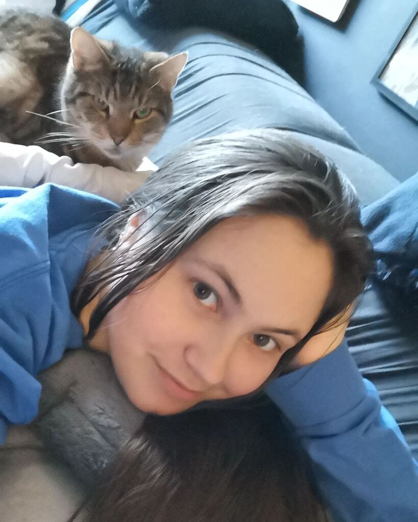 Jj sneaking in for a hair attack. 😂 He likes grooming/eating hair. https://t.co/OiANV0iytM https://t.co/PqC9mp7uve
