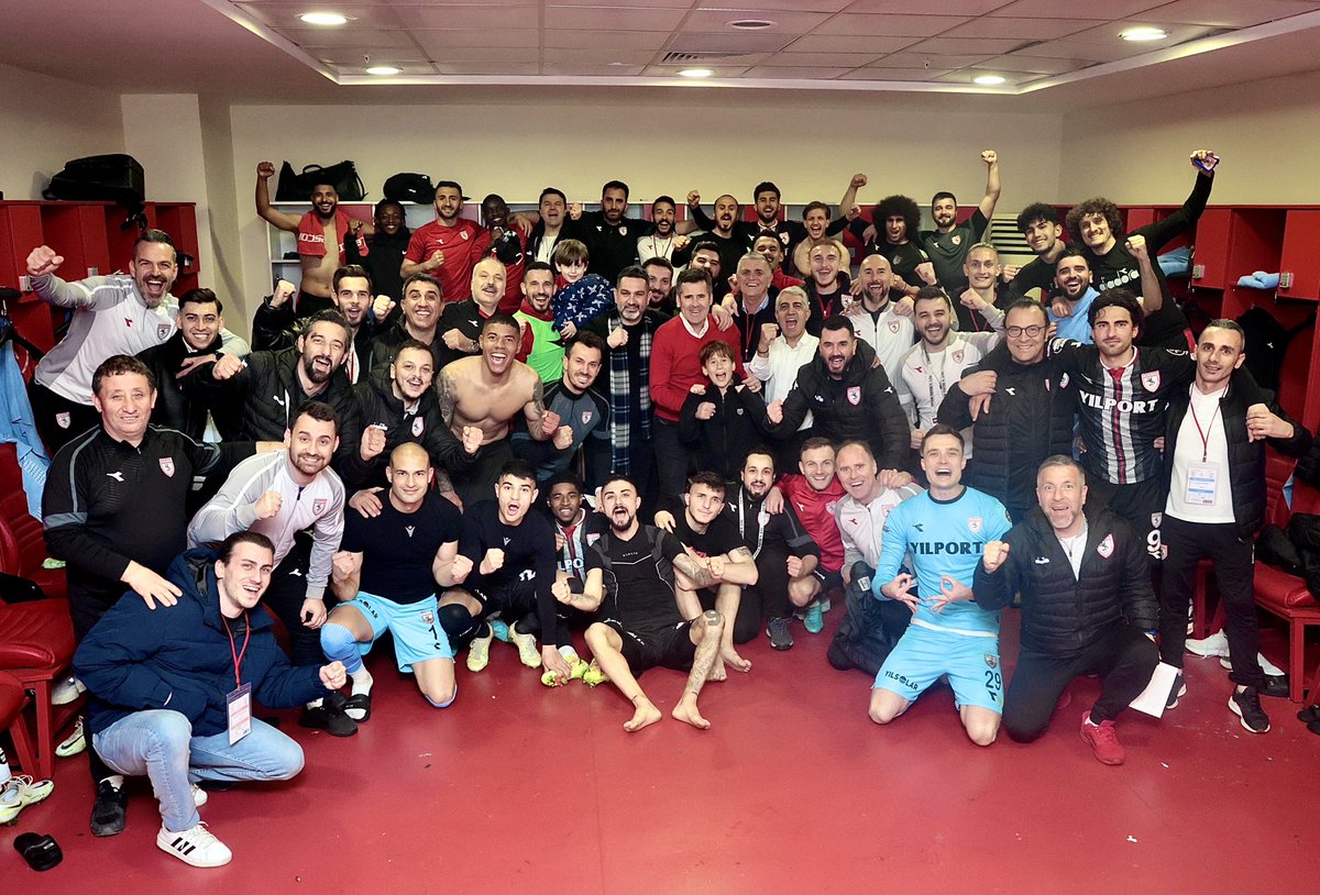 Samsunspor's tweet photo. ŞŞŞTT ŞŞŞTTT 🥇
🔴⚪️⏳🏆
#SAMvAOR #BizeŞampiyonlukYakışır https://t.co/Qofihi0sEB